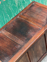 Load image into Gallery viewer, Vintage Blanket Chest
