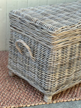 Load image into Gallery viewer, Medium Cane Handle Trunk
